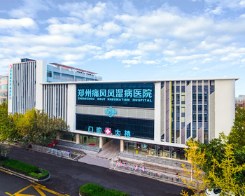 郑州痛风风湿病医院-一楼候诊区患者排队等候.jpg